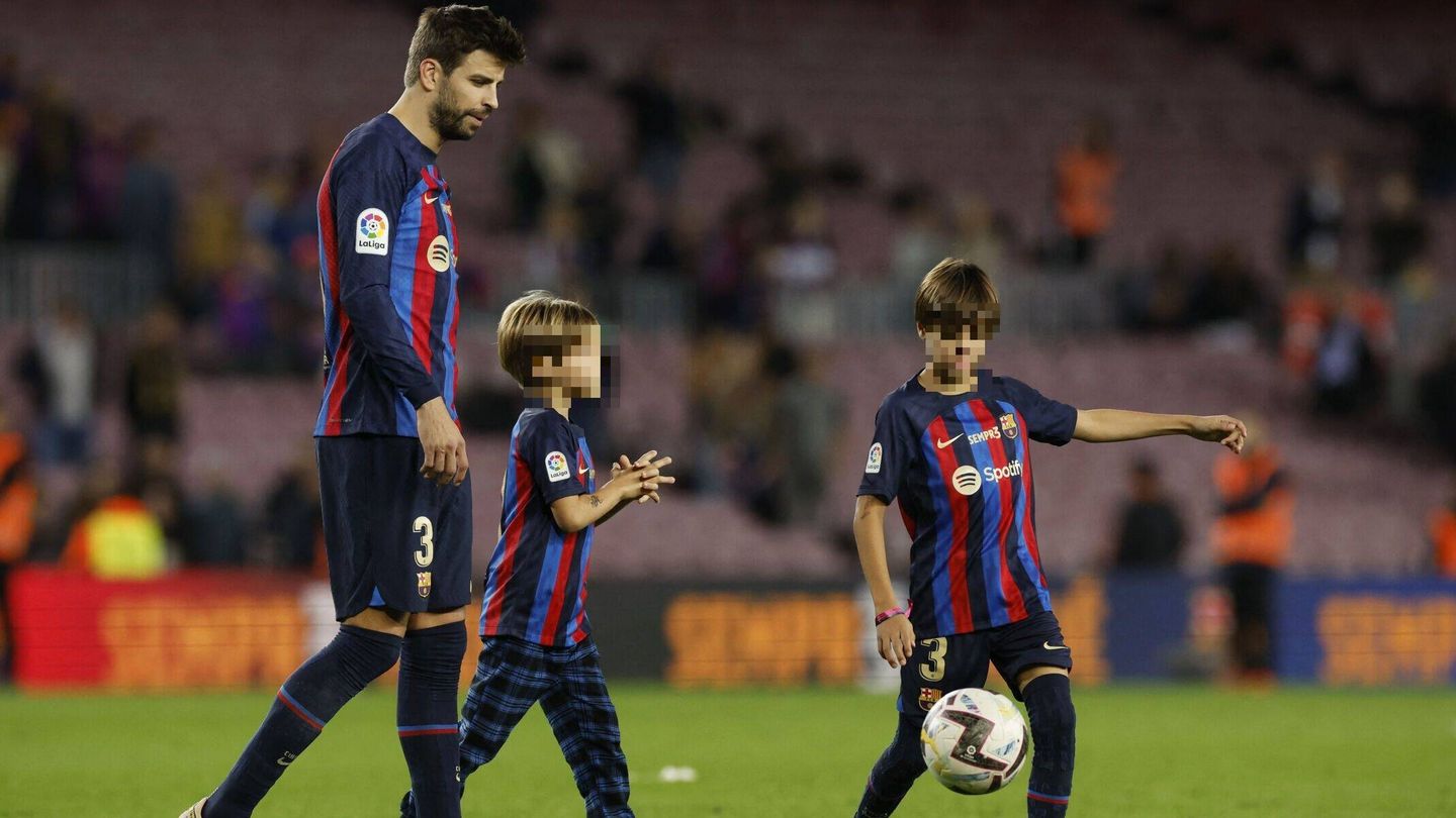 Piqué, con sus hijos, en la despedida del Camp Nou. (EFE)