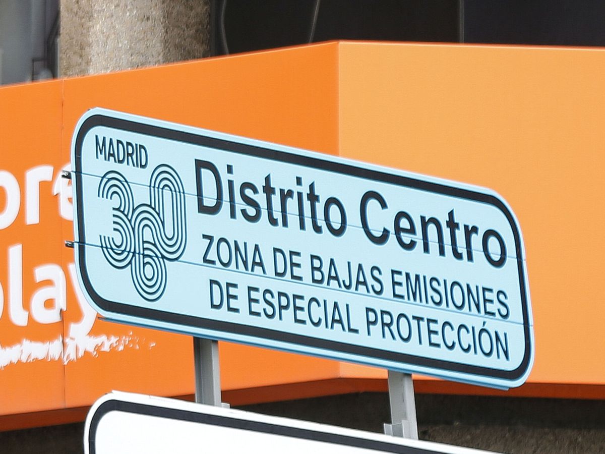 Foto: Señal informativa de zona de bajas emisiones en el centro de Madrid. (EFE/Victor Casado)