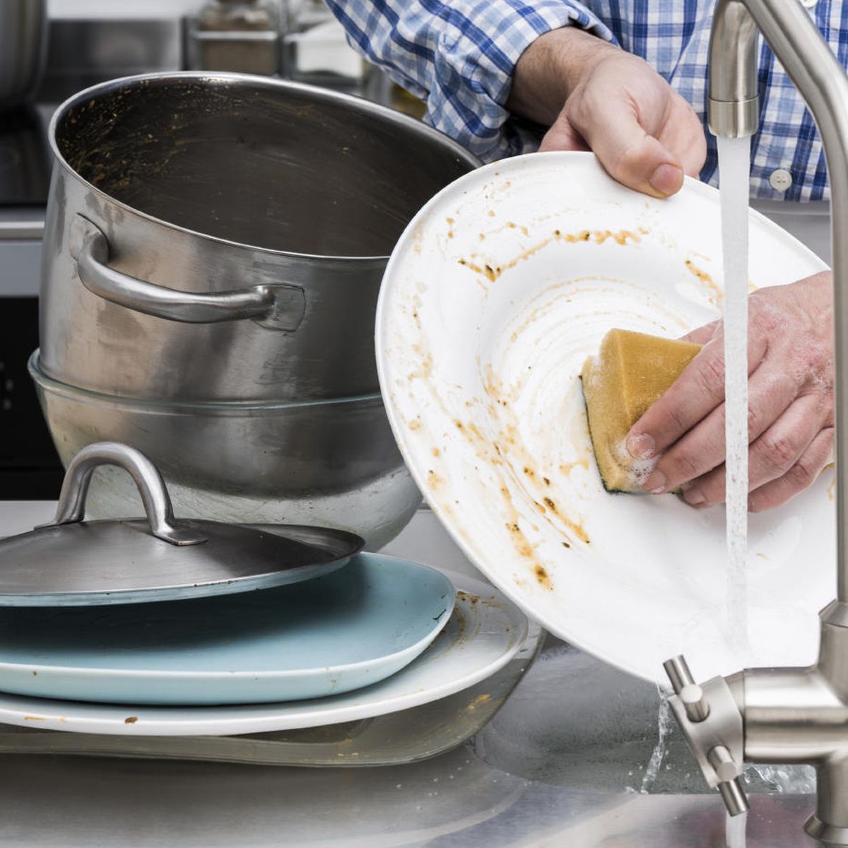 El peligro ignorado del estropajo con el que friegas los platos