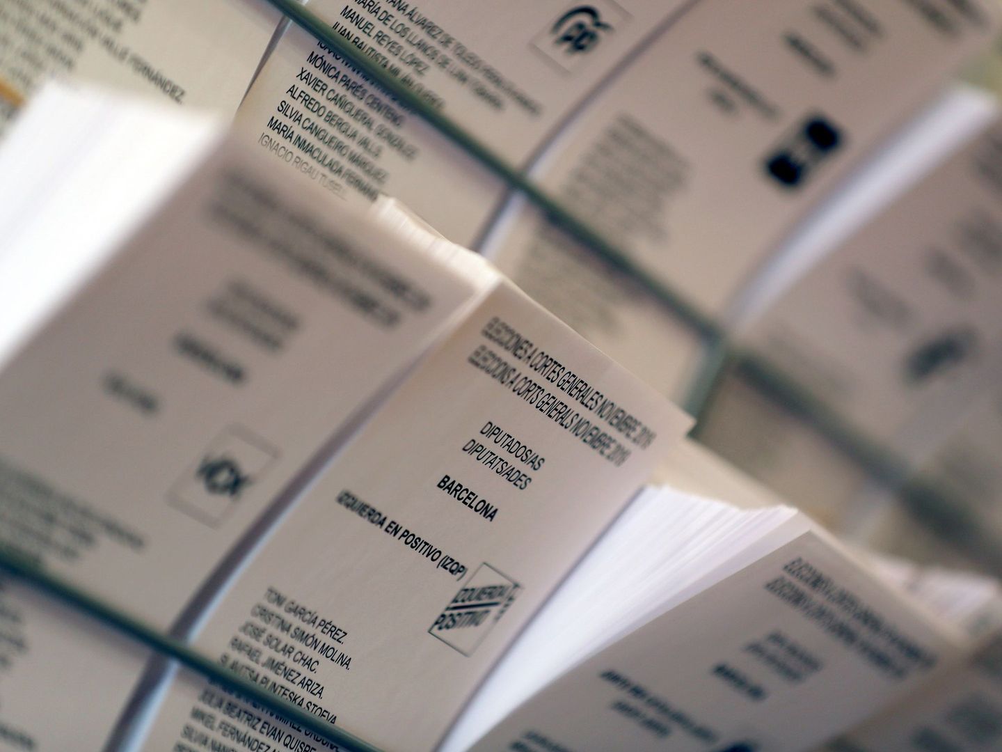 Detalle de papeletas electorales en el Colegio Francesc Maciá de Barcelona. (EFE)