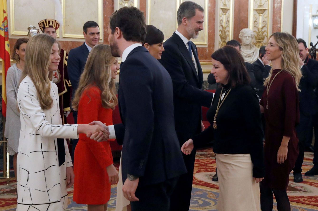 La familia real, saludando a Pablo Casado, Adriana Lastra y Álvarez de Toledo. (EFE)