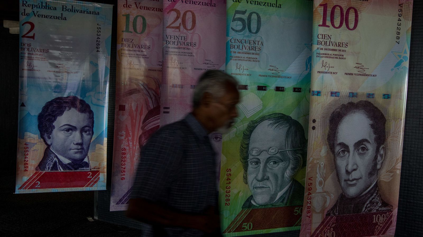 Foto: Venezuela retira los billetes de 100. (EFE)