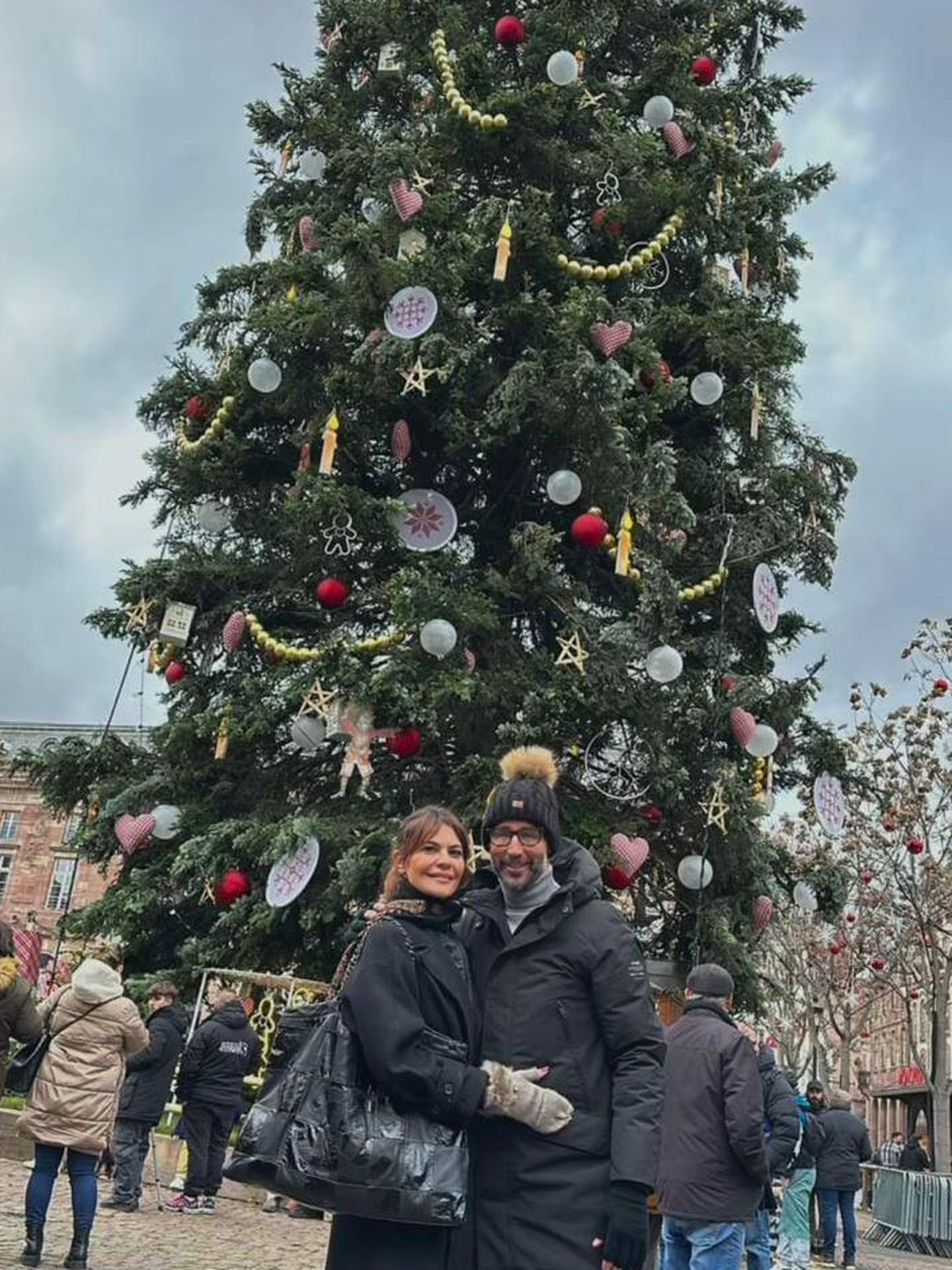 La modelo y el jinete posan ante un bonito árbol de Navidad.(Instagram/@mariajosesuarezoficial)