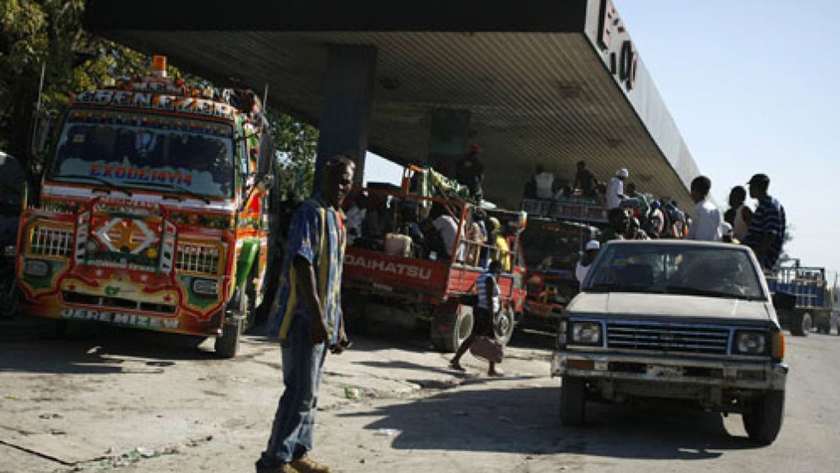 El estraperlo de gasolina llega a las fronteras haitianas