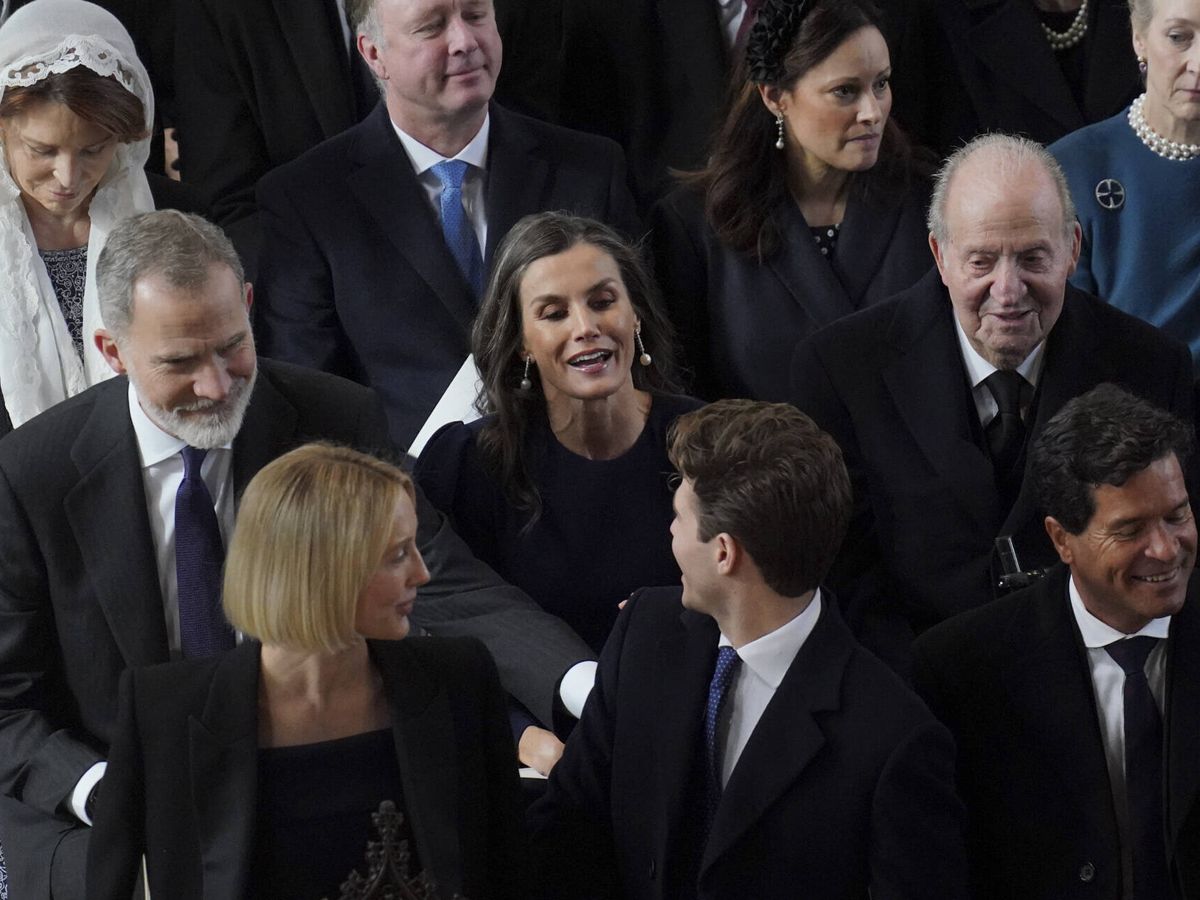 Foto: Don Juan Carlos, junto a los reyes Felipe y Letizia en el funeral de Constantino de Grecia. (Gtres)