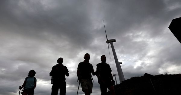 Foto: Un grupo de peregrinos en el Alto del Perdón (Navarra) con el cielo totalmente cubierto. (EFE)