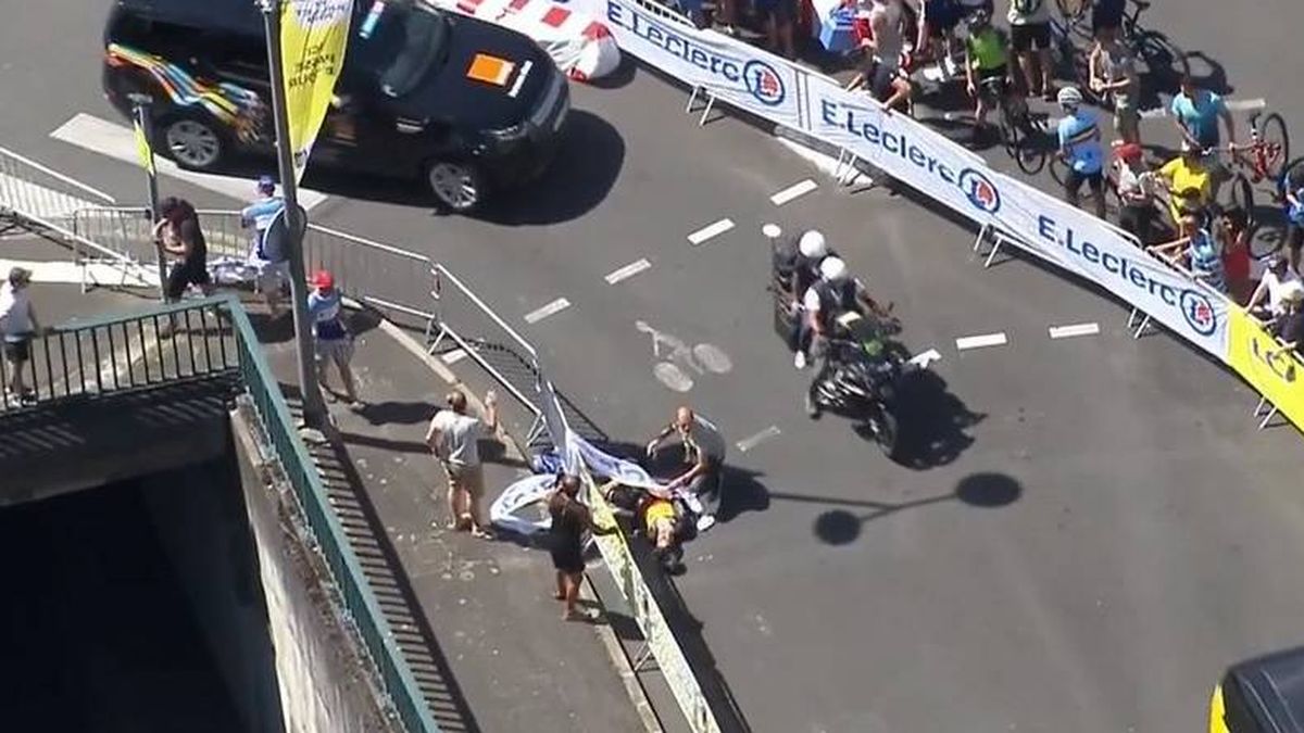 La durísima caída del triple campeón de ciclocross en su debut en el Tour de Francia
