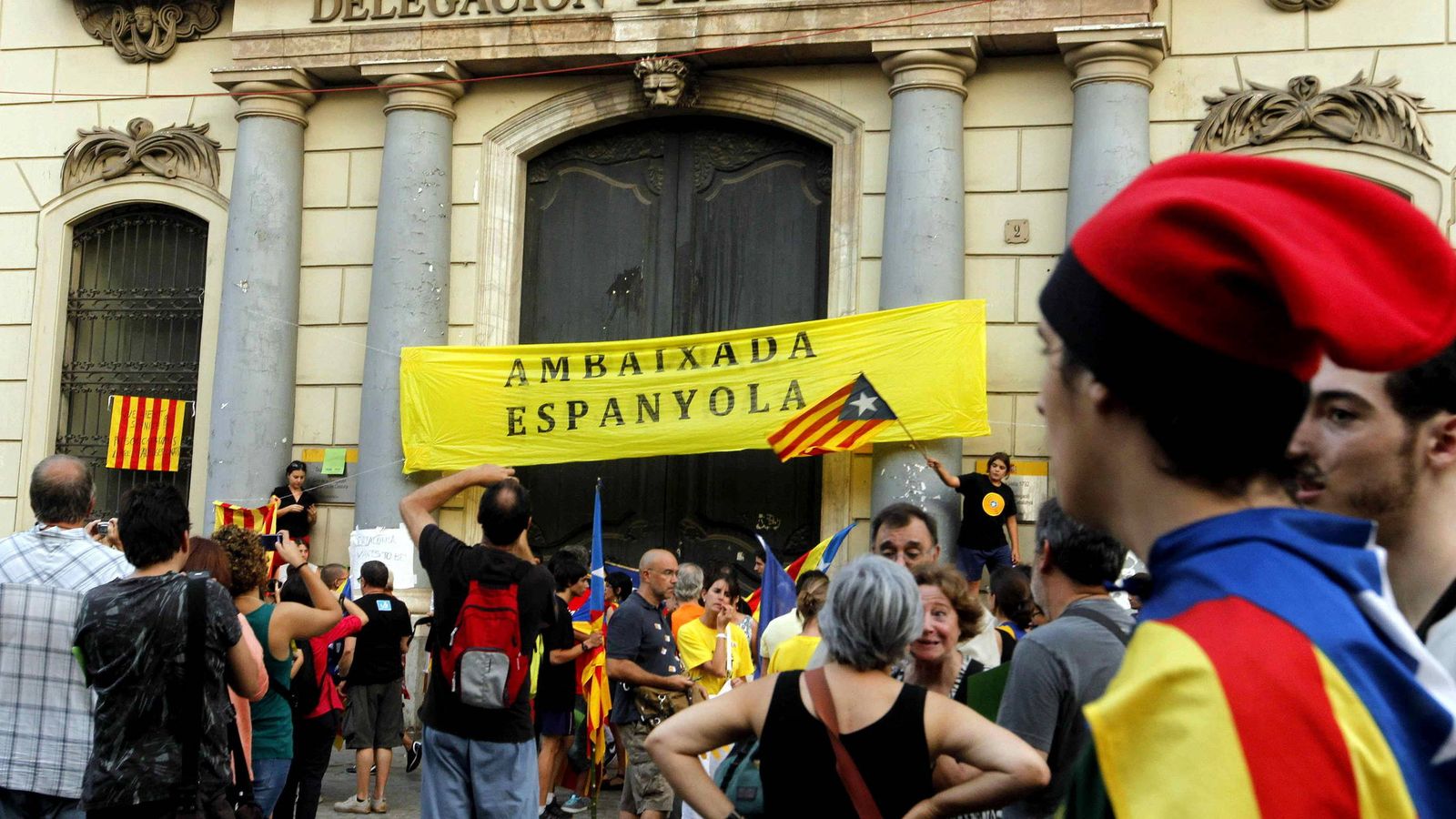 Foto: Manifestación ante la Delegación del Gobierno de Barcelona convocada por la ANC. (EFE)