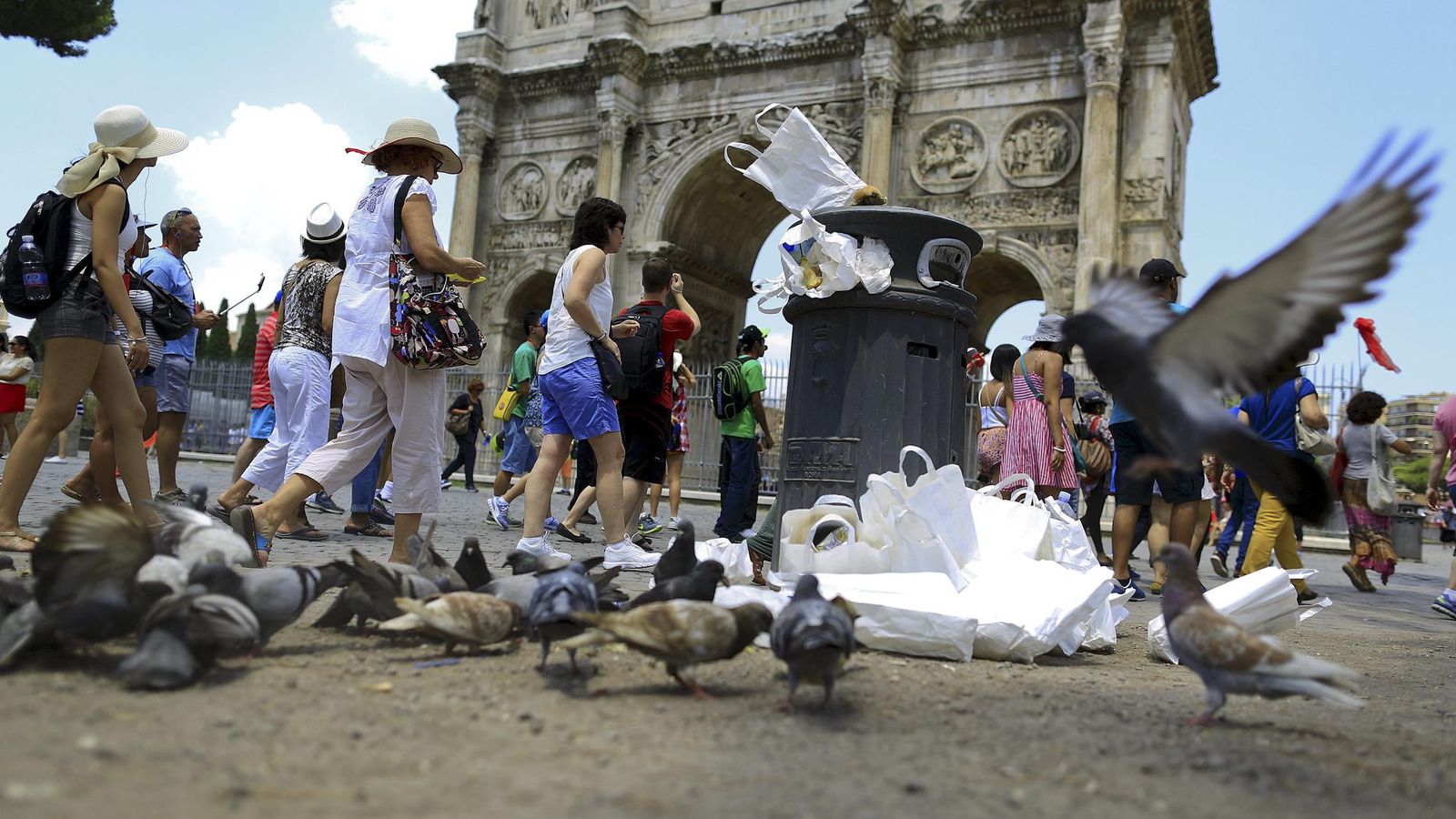 Foto: Un grupo de palomas come de un montón de basura frente al Arco de Constantino en Roma, en julio de 2015 (Reuters)