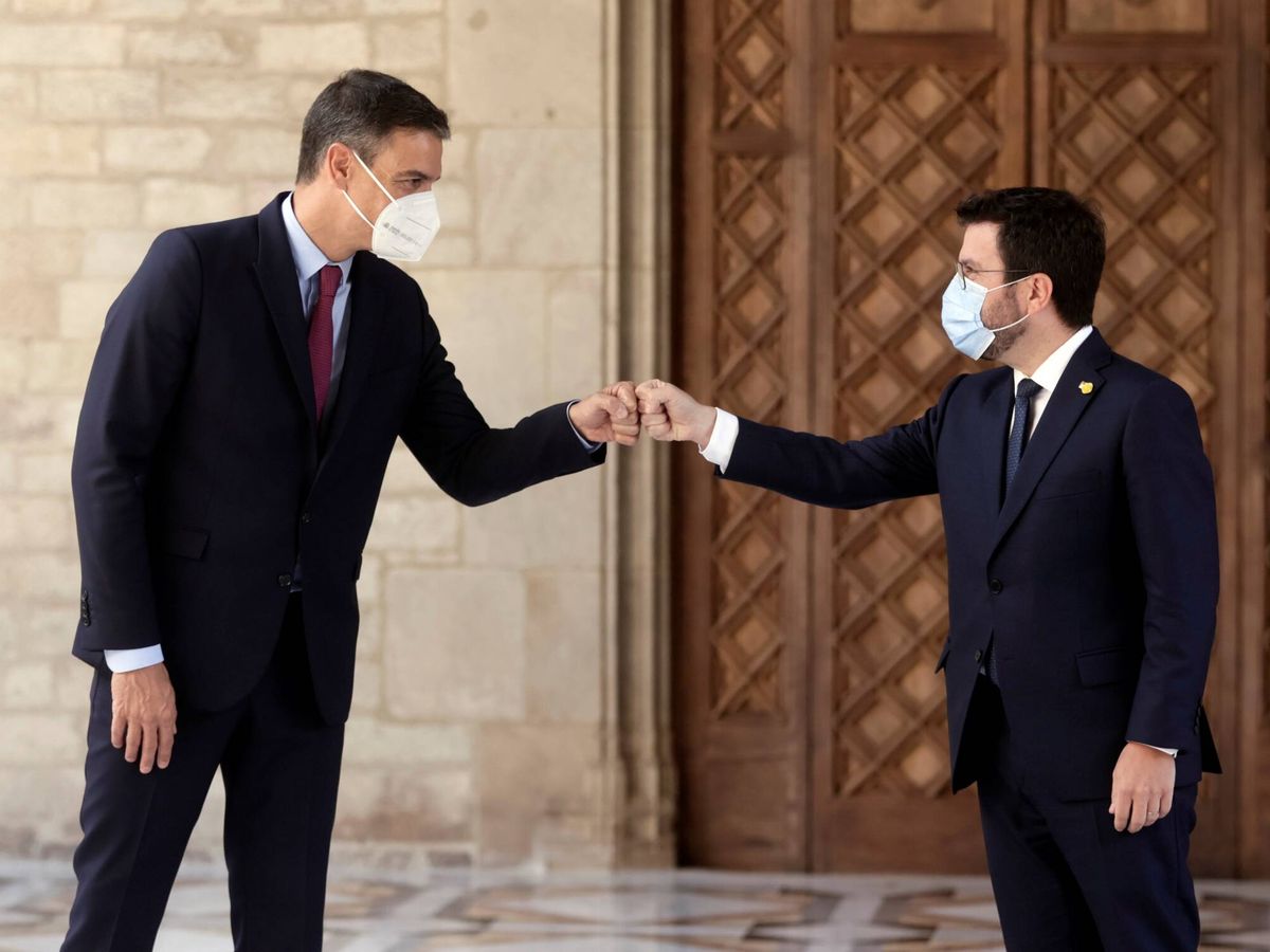 Foto: El presidente de la Generalitat, Pere Aragonès, recibe al presidente del Gobierno, Pedro Sánchez. (EFE)
