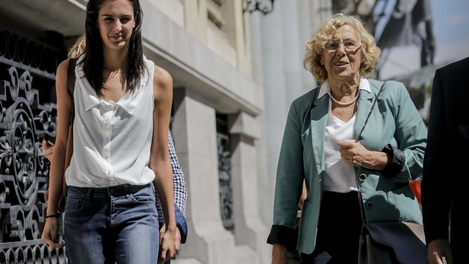Foto: La alcaldesa de Madrid, Manuela Carmena, acompañada por la portavoz municipal, Rita Maestre. (EFE)