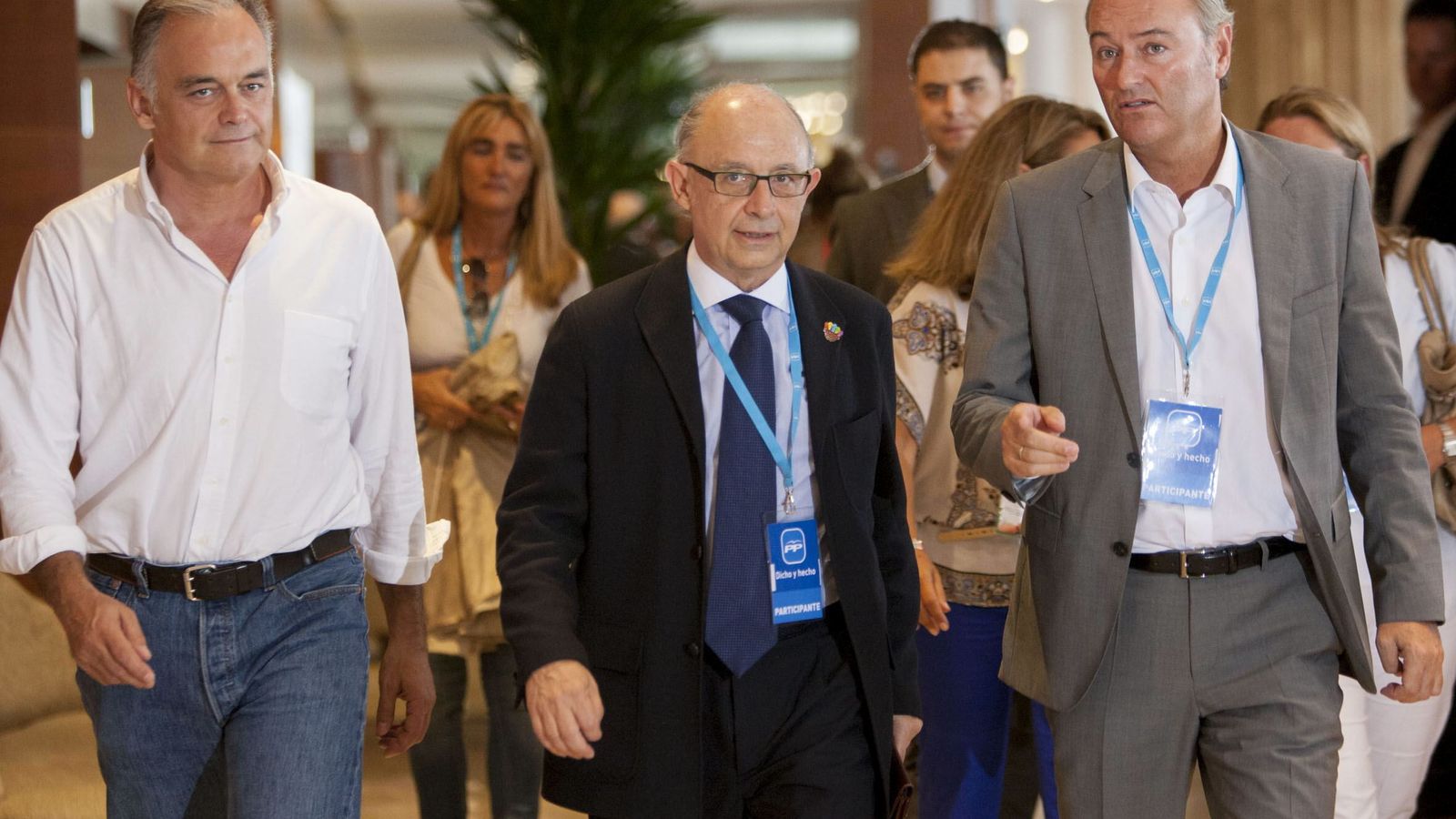 Foto: El ministro de Hacienda, Cristóbal Montoro (c), junto al expresidente de la Generalitat Alberto Fabra. (EFE)