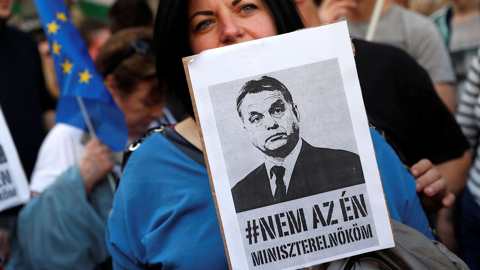 Foto: Una mujer sujeta una pancarta durante una manifestación en contra del Gobierno del primer ministro húngaro, Viktor Orban. (Reuters)