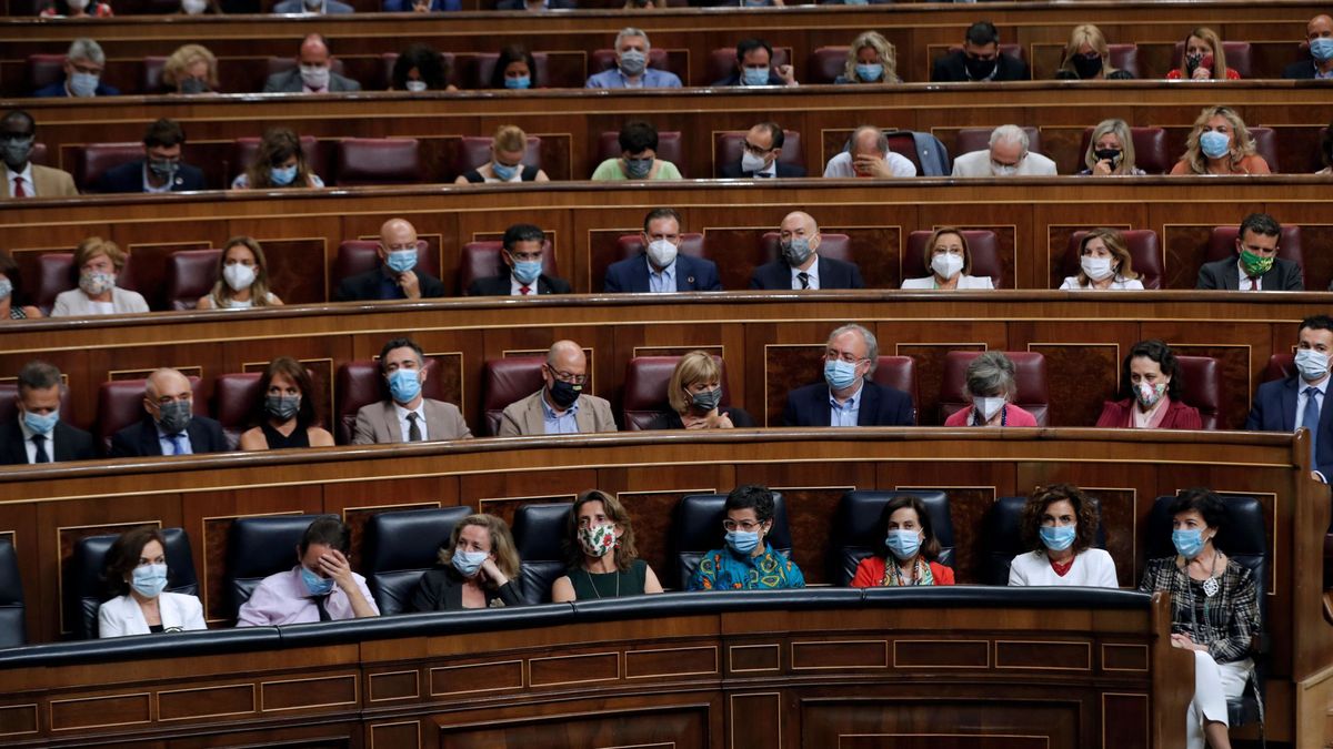 El PSOE se salta el pacto del Congreso y lleva a todos sus diputados a aplaudir a Sánchez