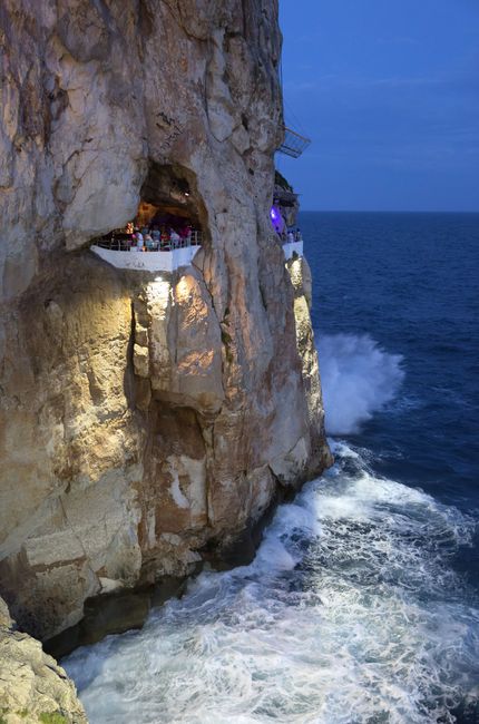 Atardecer en la Cova d'en Xoroi en Cala en Porter, Menorca. (CORBIS)
