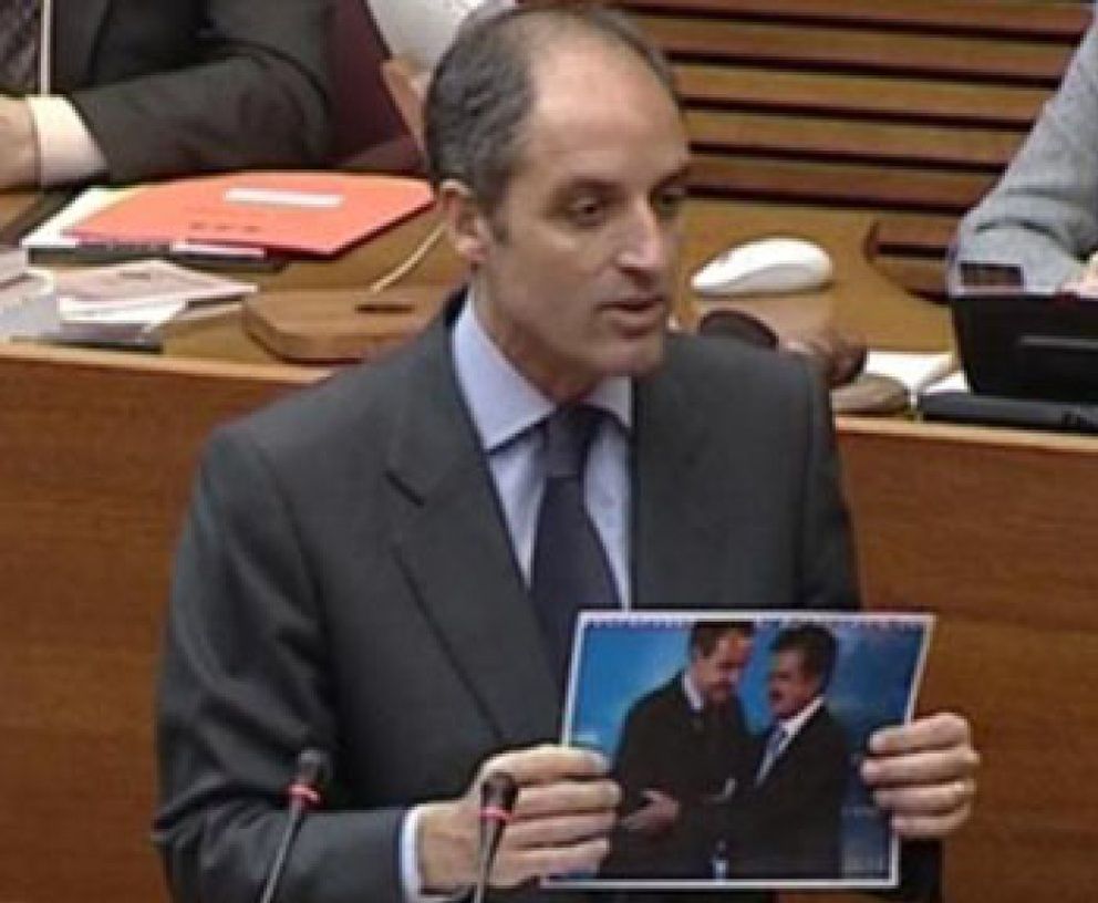 Foto: Camps se defiende de las sospechas de corrupción con una foto de Ulibarri con Zapatero