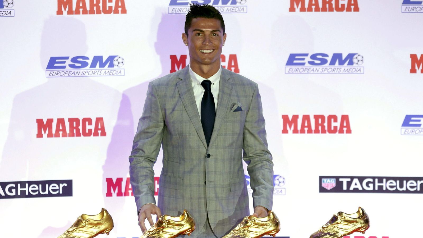 Foto: Cristiano Ronaldo posa con sus cuatro Botas de Oro (Efe).