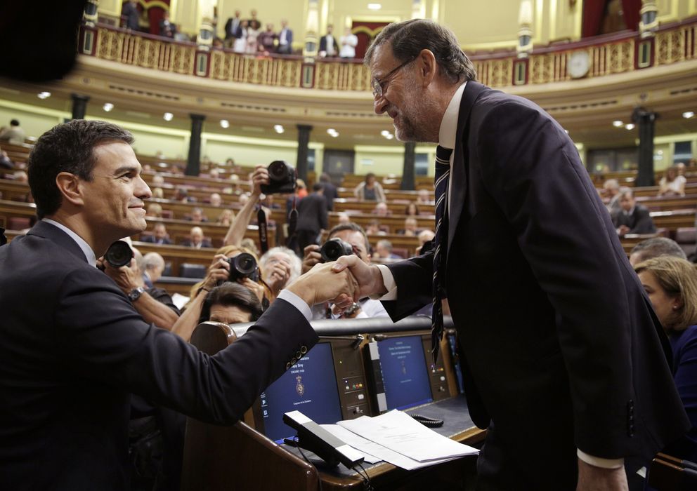 Foto: El presidente del Gobierno, Mariano Rajoy, saluda al secretario general del PSOE, Pedro Sánchez, en el Congreso de los Diputados. (Reuters)