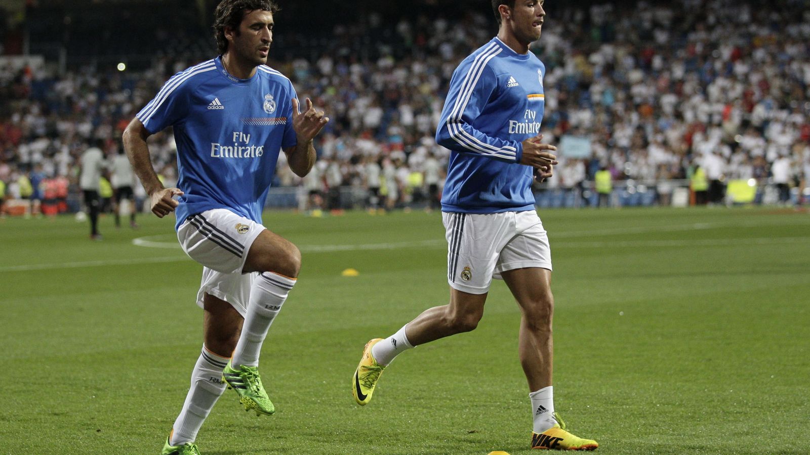 Foto: Cristiano y Raúl, calentando antes del Real Madrid-Al-Sadd que sirvió de homenaje al segundo (EFE)