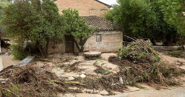Foto: Una casa de campo afectada por el desboramiento del Clariano en Ontinyent. (EFE)