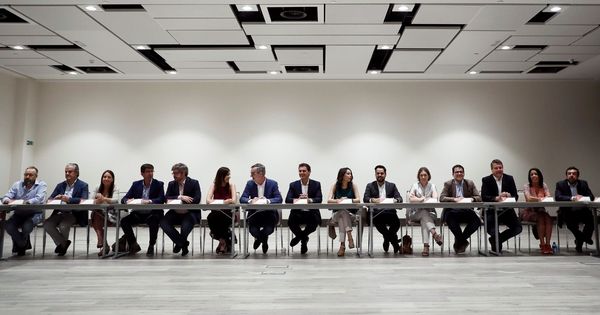 Foto: Albert Rivera junto a los miembros de su nueva ejecutiva nacional el pasado mes de julio. (EFE)
