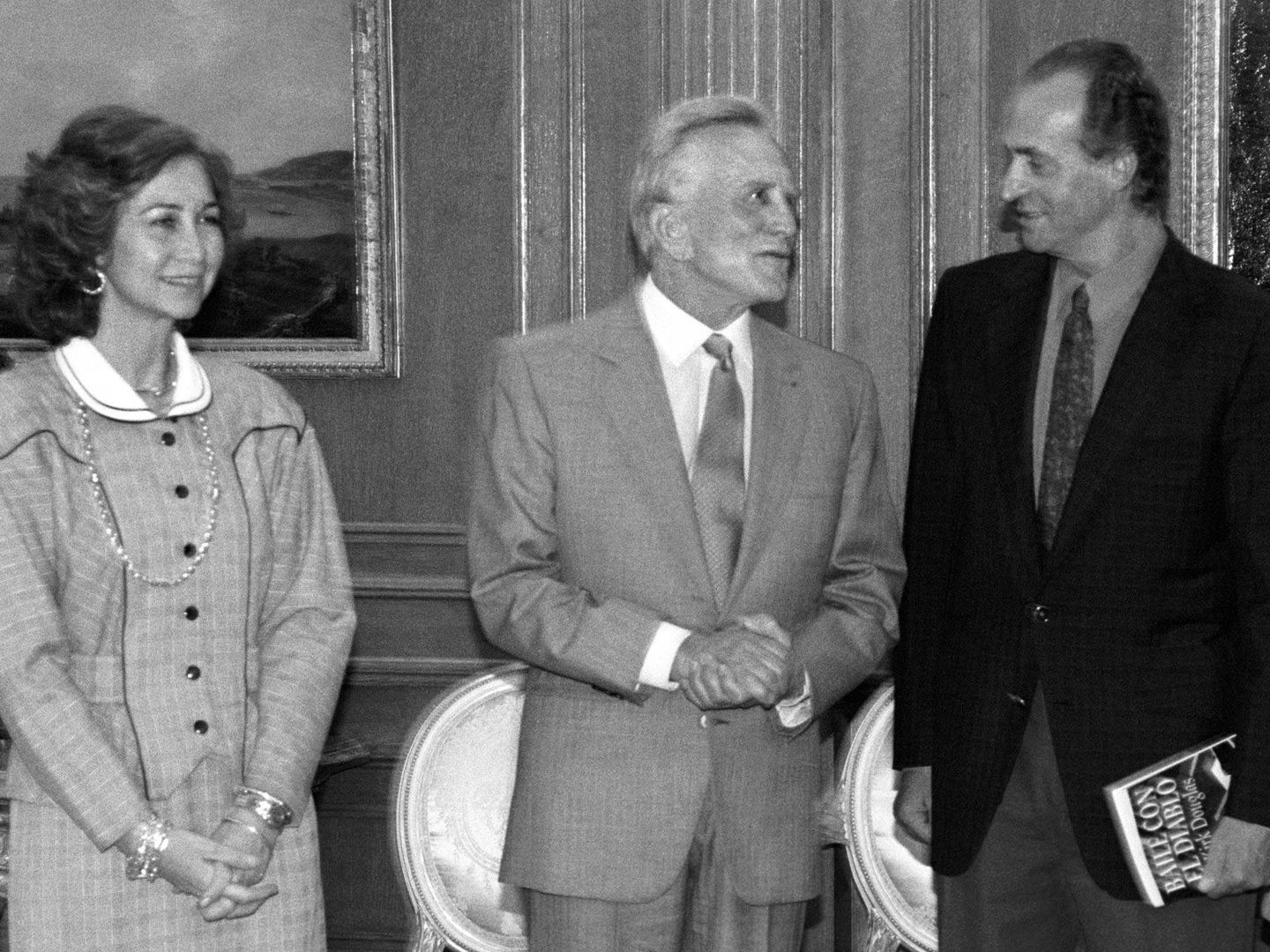 Kirk Douglas, con los reyes Juan Carlos y Sofía. (EFE)