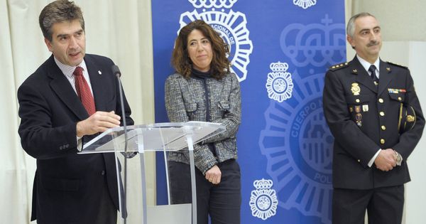 Foto: Daniel Rodríguez López (d) en su toma de posesión como jefe superior de Policía en Navarra. (EFE)