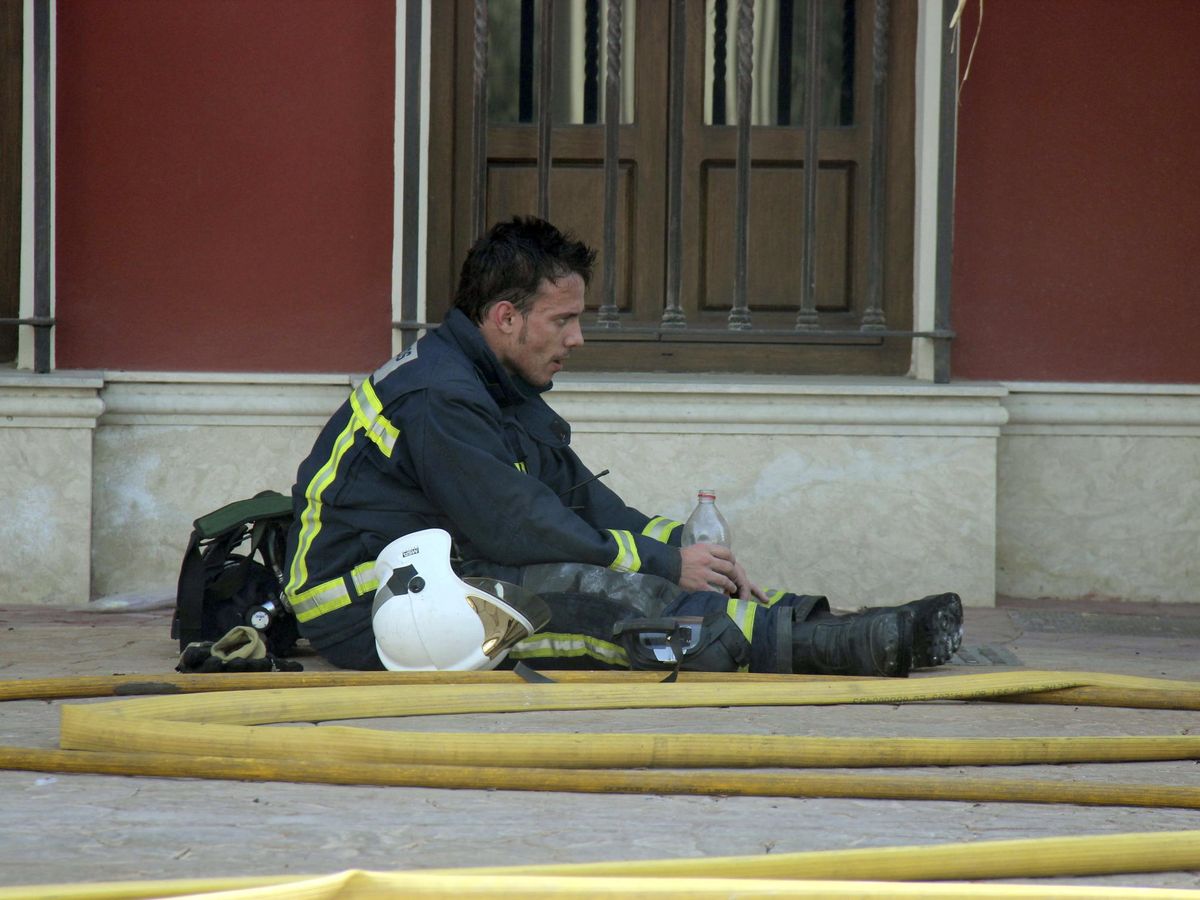 Foto: Imagen de archivo de un bombero en Motril, Granada. (EFE)