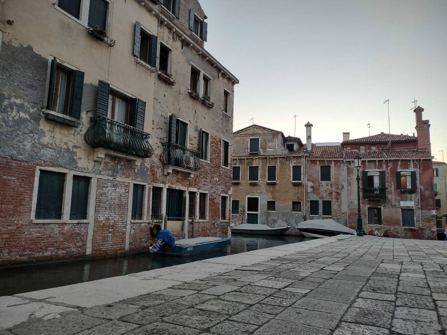 Canal detrás de la Scuola Grande di San Rocco, en Venecia (Marta Valdivieso)