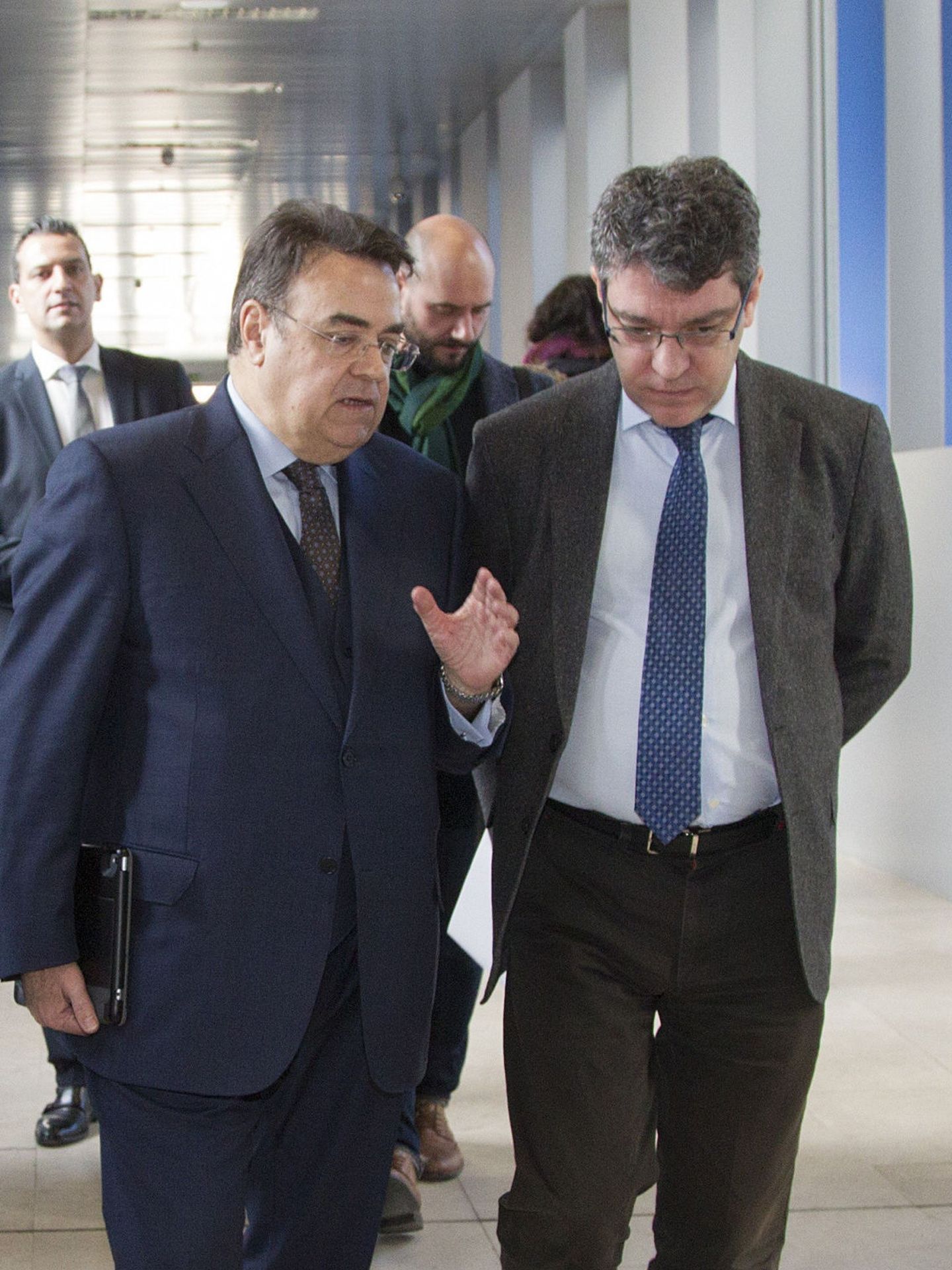 El ministro de Energía, Álvaro Nadal (d), junto al presidente de ENAGAS, Antonio Llardén. (EFE)