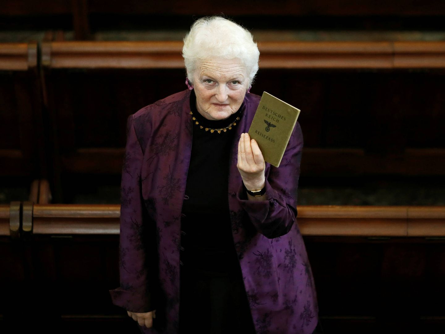 La rabí londinense Julia Neuberger muestra el viejo pasaporte alemán de su abuela, Hermine Sara Rosenthal, en la Sinagoga de West London, en septiembre de 2016. (Reuters)