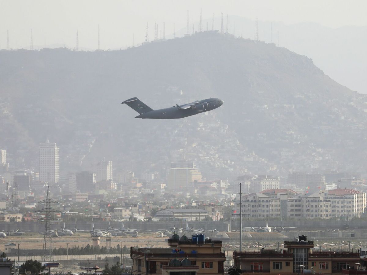 Foto: Un avión militar despega del Aeropuerto Internacional Hamid Karzai de Kabul. (EFE)