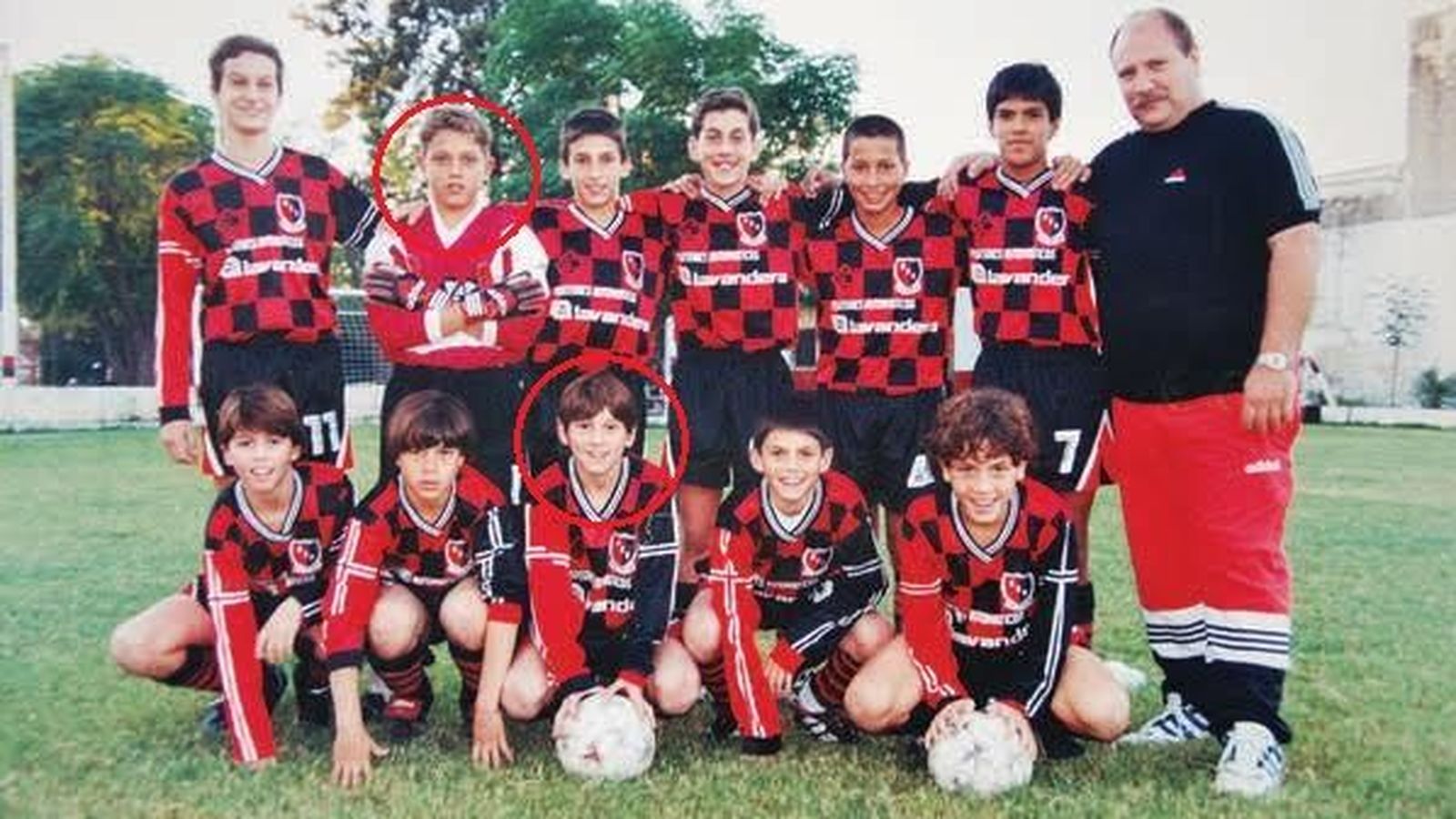 Foto: Leo Messi y su amigo Juan Cruz Leguizamón posan en el equipo que les unió cuando eran niños (FOTO: Club Malvinas Argentinas)