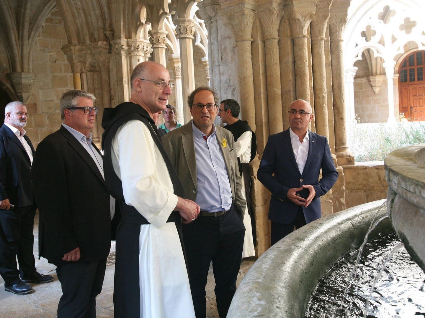 El presidente de la Generalitat, Quim Torra (2d), acompañado por el delegado territorial del Govern en Tarragona, Òscar Peris (d), conversa con el padre abad, Octavi Vilà (3i), durante la visita institucional al Monasterio de Poblet, en Tarragona. (EFE)
