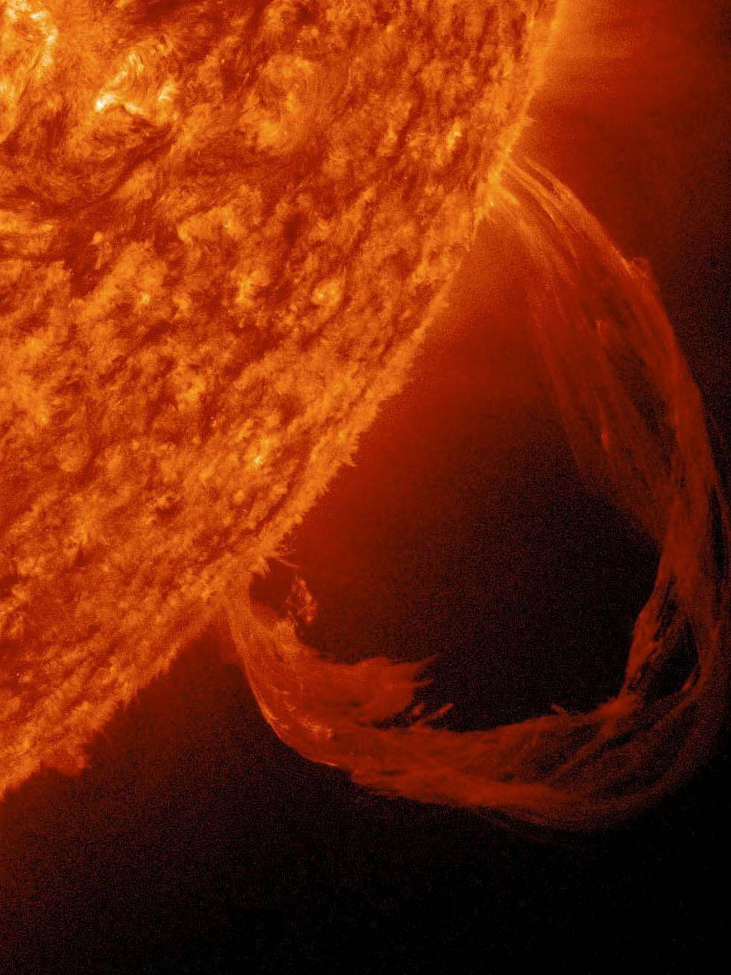 Imagen facilitada por la NASA de una de las tres erupciones colosales que el Sol registró la pasada medianoche como parte de la tormenta solar más poderosa en lo que va de año. Un petardo comparado con la que describen en este nuevo estudio (NASA)