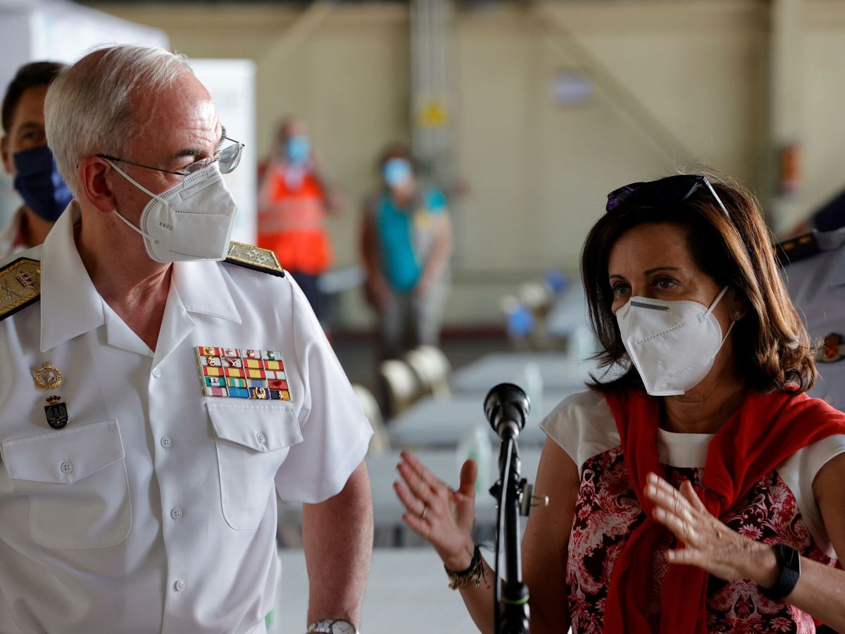 Foto: Margarita Robles, junto al JEMAD, en su visita al campamento humanitario de la base de Torrejón. (EFE)