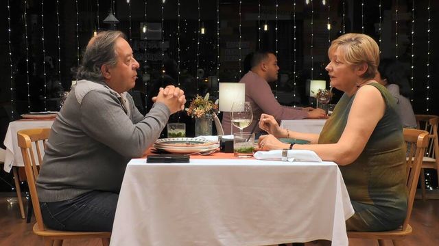Fernando y María José cenan en 'First Dates'. (Mediaset)