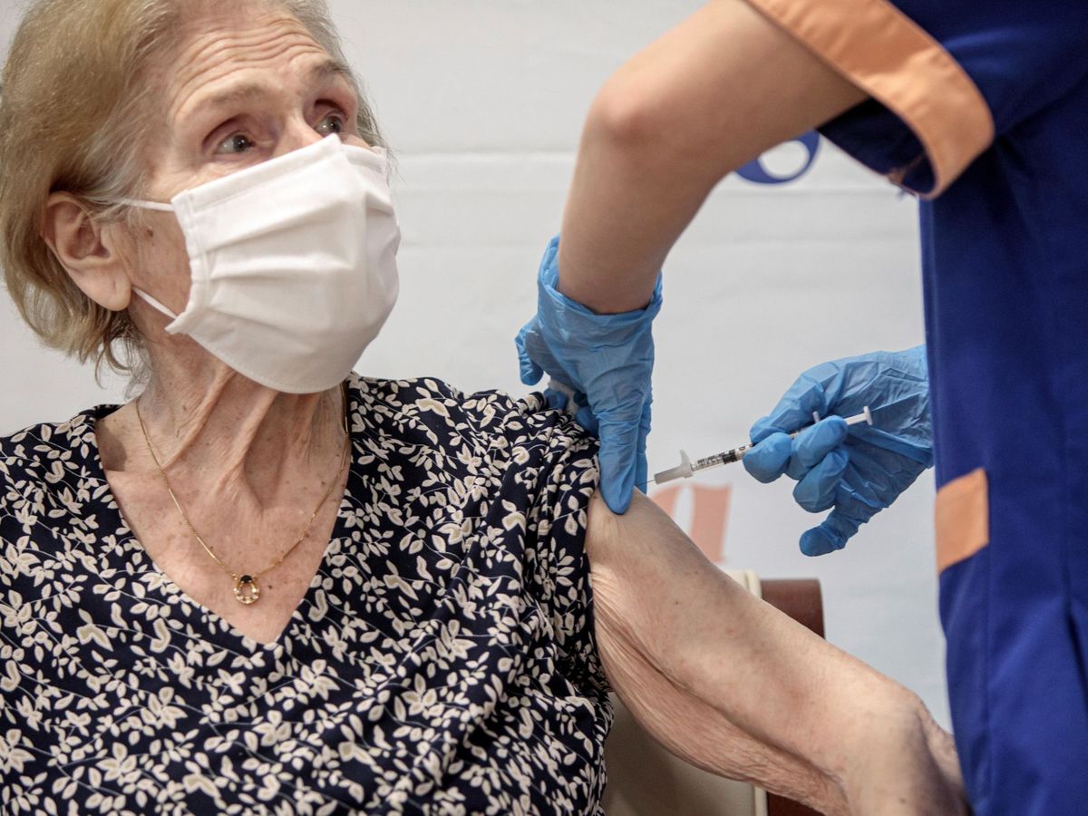 Foto: Un sanitario inyecta la vacuna para el covid-19 de Pfizer-BioNTech durante la vacunación a trabajadores y residentes de la residencia Ballesol Patacona (Valencia). (EFE)