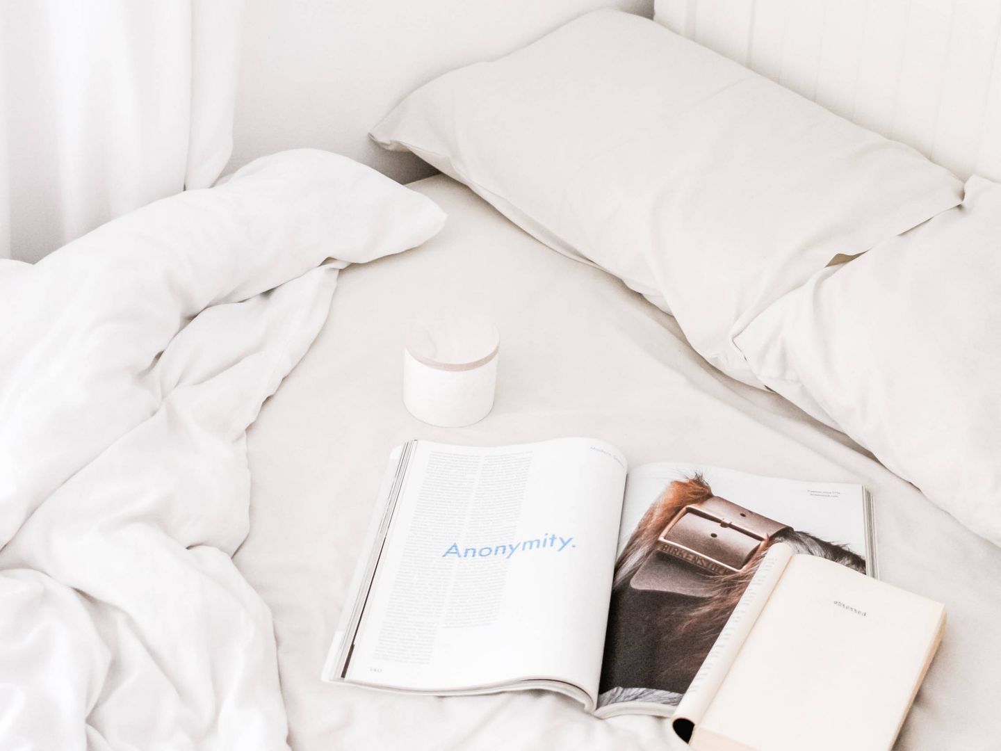 Leer un buen libro en la cama es un buen consejo antes de dormir. (Unsplash)