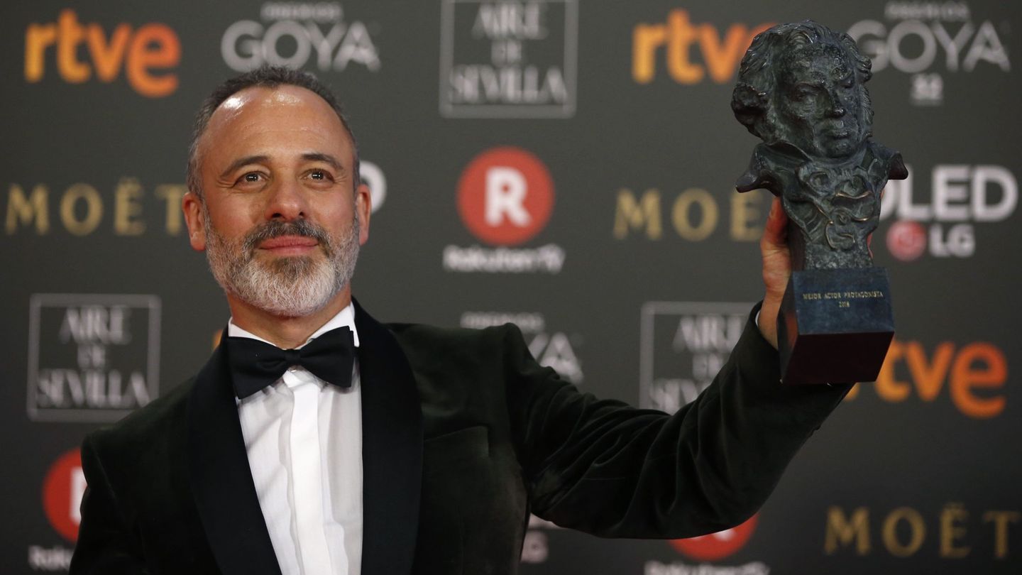 Javier Gutierrez, tras recibir el premio al mejor actor protagonista por su trabajo en 'El autor' durante la 32ª edición de los Premios Goya. (EFE)