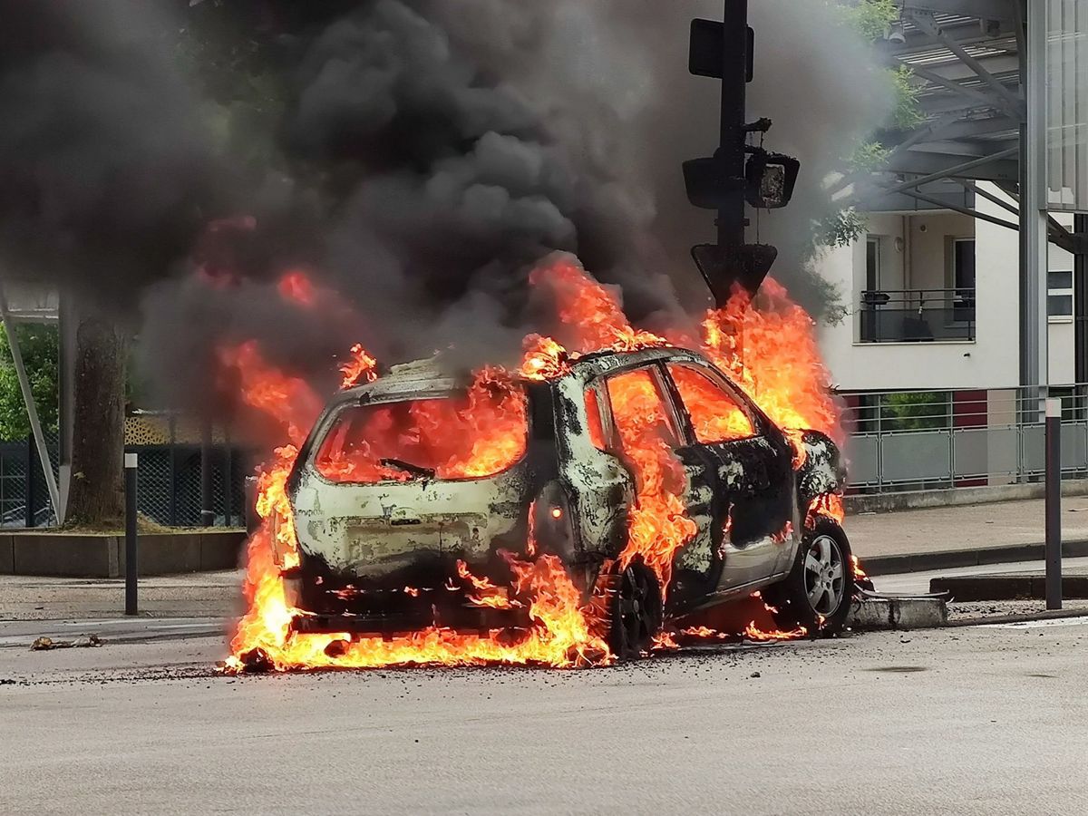 Foto: Un coche en llamas fruto de los disturbios en Dijon. (EFE)