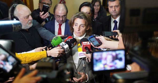 Foto: Los medios de comunicación se centran en la ministra de Transición Ecológica, Teresa Ribera. (EFE)
