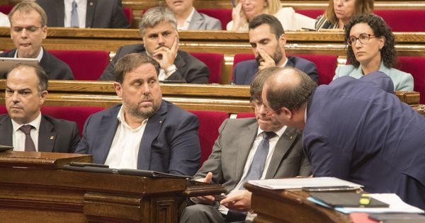 Foto: Iceta conversa con Puigdemont y Junqueras en septiembre de 2017. (EFE)