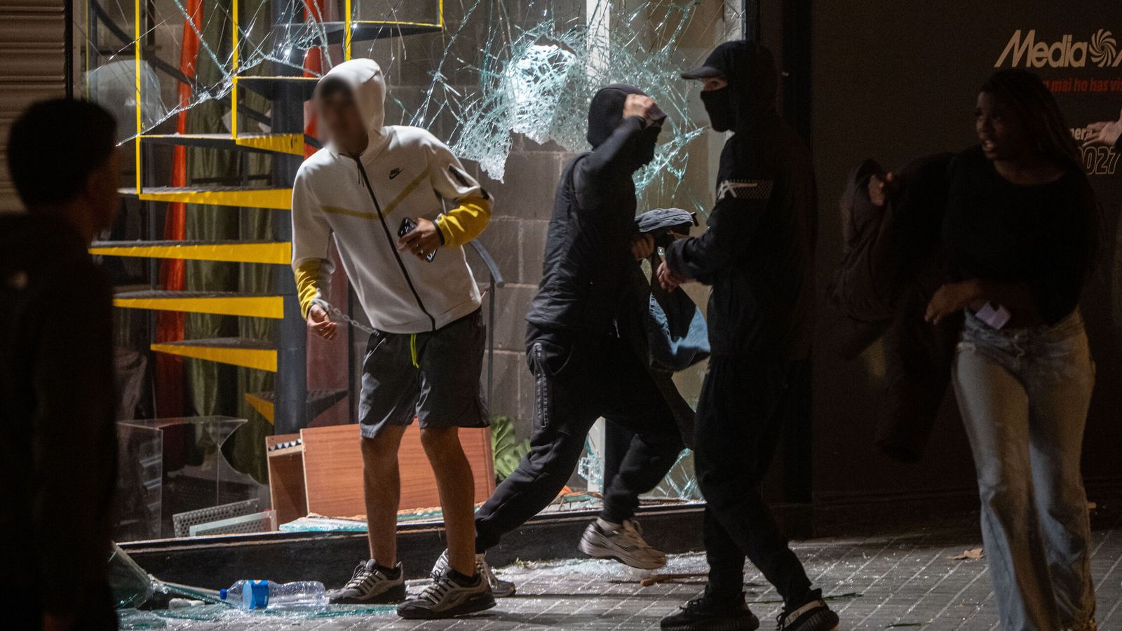 "Cataluña necesita orden y respeto": Junts y Orriols ponen en la picota a Illa por los disturbios de Barcelona Junts cargó contra el presidente catalán responsabilizándole de no haberse anticipado ante los saqueos de comercios y AC culpa a la permisividad con la inmigración. Hasta ERC apunta a la Generalitat