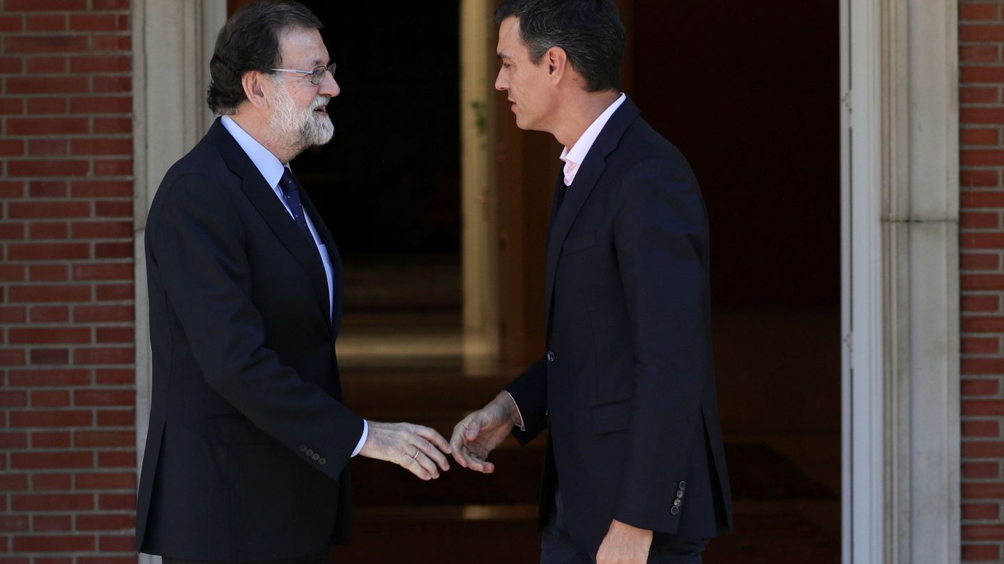 Mariano Rajoy recibe a Pedro Sánchez en La Moncloa el pasado 2 de octubre, tras el referéndum ilegal del 1-O. (Reuters)