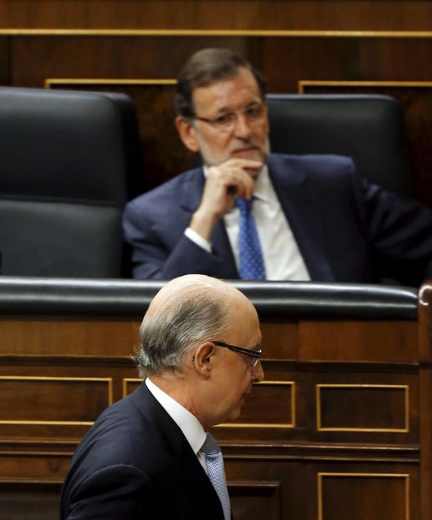 Foto: El presidente del Gobierno, Mariano Rajoy, y el ministro de Hacienda, Cristóbal Montoro. (Reuters)
