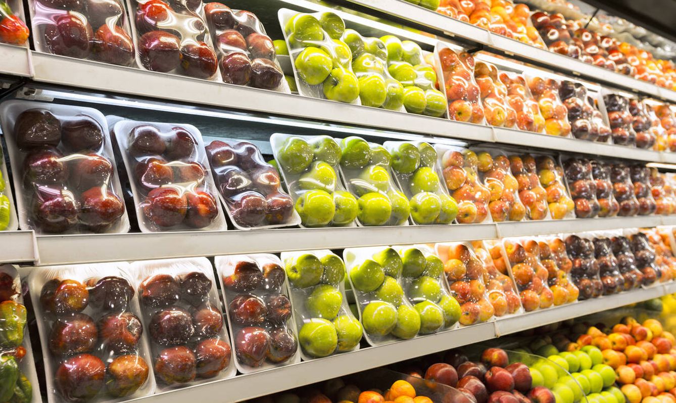 Frutas y verduras envasadas con plástico en un supermercado. (iStock)