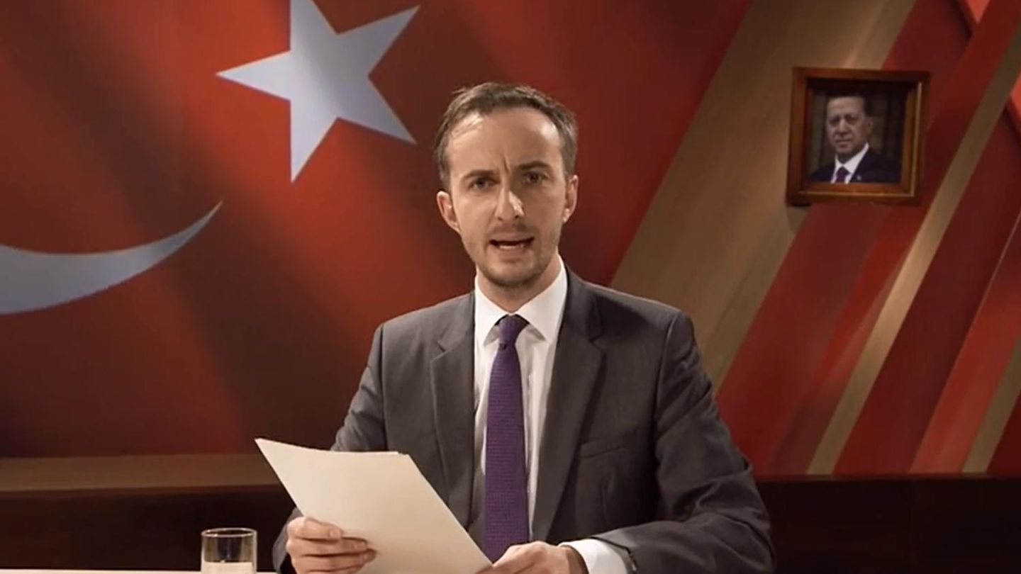 Captura de pantalla del vídeo en el que Jan Böhmermann lee su poema satírico.