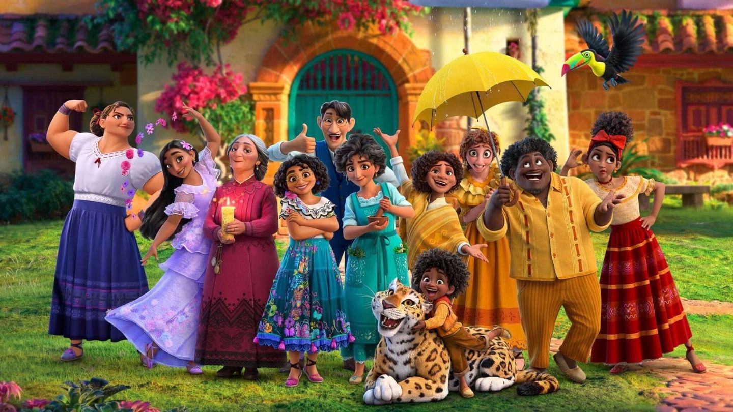 Fotograma cedido por Walt Disney Pictures donde aparecen los miembros de la familia Madrigal durante una escena de la cinta de animación. (EFE)