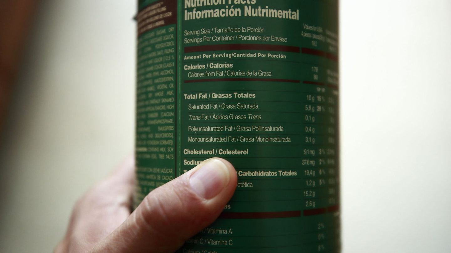 Leer las etiquetas para ver la lista de ingredientes de los alimentos es fundamental (EFE/José Méndez)